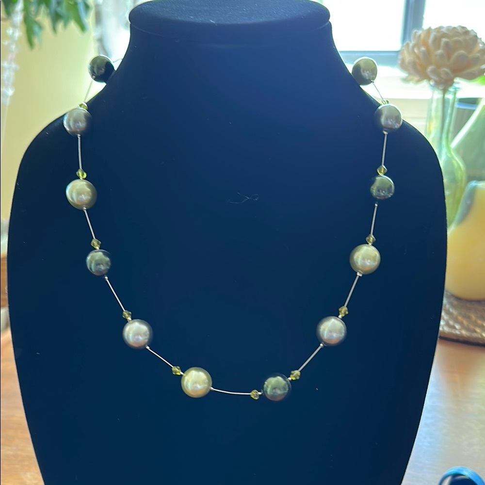 Source Unknown Green and Silver Necklace with Delicate Design